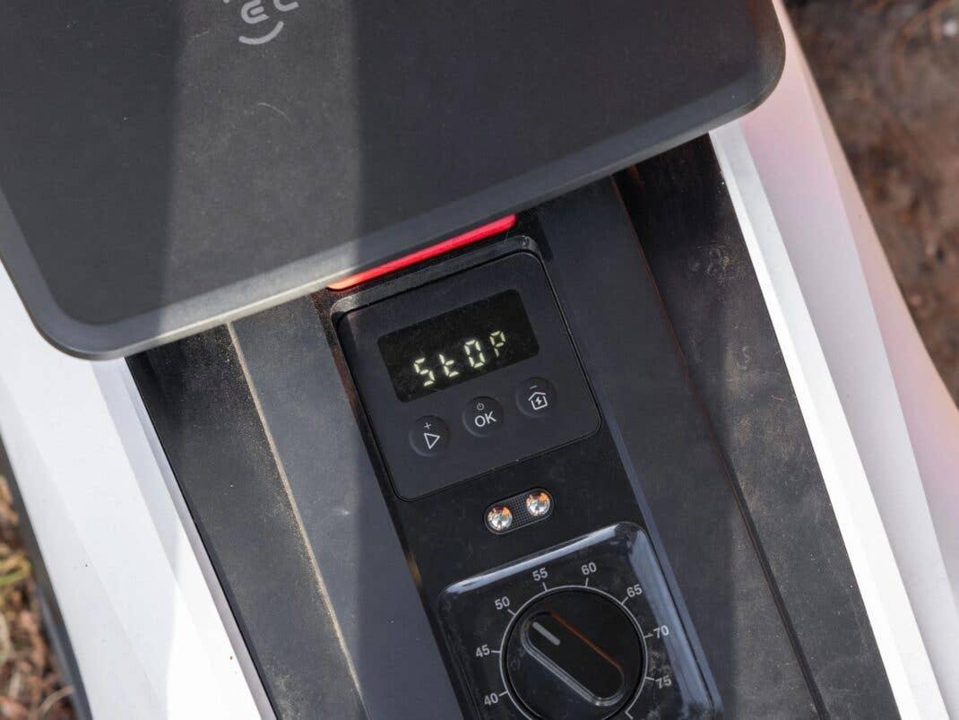 ECOVACS GOAT O500 Panorama mit Bedienfeld und Bedienelementen